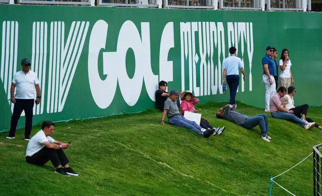 2026年4月16日周四，球迷在墨西哥城舉行的LIV高爾夫（LIV Golf）錦標賽首輪比賽中，在第18洞等待球員。(美聯社圖片/Fernando Llano) AP圖片