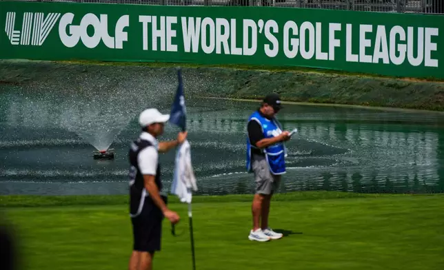 2026年4月16日周四，一名球僮在墨西哥城舉行的LIV高爾夫（LIV Golf）錦標賽首輪比賽中，在第18洞研究果嶺。(美聯社圖片/Fernando Llano) AP圖片