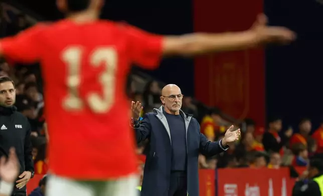 西班牙教練路易斯迪拉富恩特（Luis de la Fuente）在2026年3月31日周二，西班牙巴塞隆拿舉行的西班牙對埃及國際友誼賽中作出反應。(美聯社圖片/祖安蒙福特) AP圖片