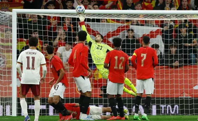 埃及門將穆斯塔法舒貝爾（Mostafa Shobeir）在2026年3月31日周二，西班牙巴塞隆拿舉行的西班牙對埃及國際友誼賽中撲救。(美聯社圖片/祖安蒙福特) AP圖片