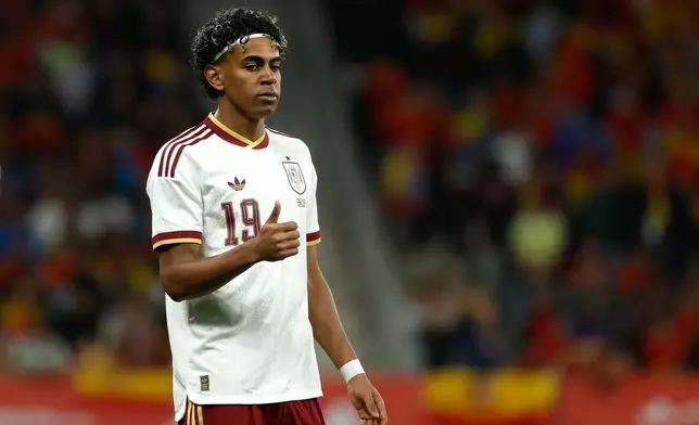 西班牙球員拉明耶馬爾（Lamine Yamal）在2026年3月31日周二，於西班牙巴塞隆拿舉行的西班牙對埃及國際足球友誼賽中作出反應。(美聯社圖片/Joan Monfort) AP圖片