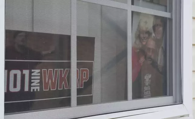 一張情境喜劇《辛辛那提WKRP》（WKRP in Cincinnati）演員的照片，於2026年4月2日周四，擺放在D.P. 麥金泰爾位於北卡羅來納州羅利（Raleigh, N.C.）家中的窗邊。（美聯社圖片/Allen G. Breed） AP圖片