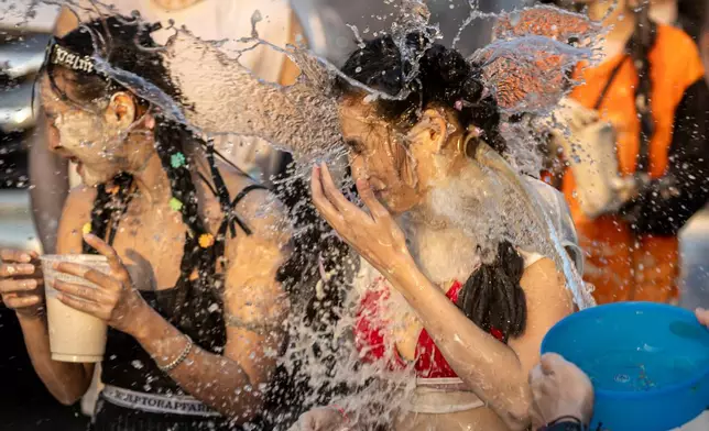 民眾在泰國巴真府參與潑水節，慶祝泰國新年。攝於周一（2026年4月13日）。(美聯社圖片/Wason Wanichakorn) AP圖片