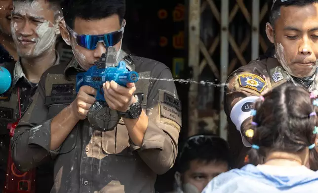 一名泰國警員在泰國巴真府參與潑水節，慶祝泰國新年。攝於周一（2026年4月13日）。(美聯社圖片/Wason Wanichakorn) AP圖片