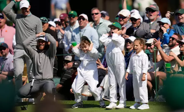 羅利麥克萊（Rory McIlroy）（左起）與湯米費利活（Tommy Fleetwood）和他的兒子法蘭克林（Franklin）、沙恩勞瑞（Shane Lowry）的女兒艾麗絲（Iris），以及羅利麥克萊（Rory McIlroy）的女兒寶貝（Poppy），在2026年4月8日周三喬治亞州奧古斯塔國家高爾夫球會舉行的大師賽高爾夫球賽前，於三桿洞挑戰賽期間，在第七洞對一次擊球作出反應。（美聯社圖片/Eric Gay） AP圖片