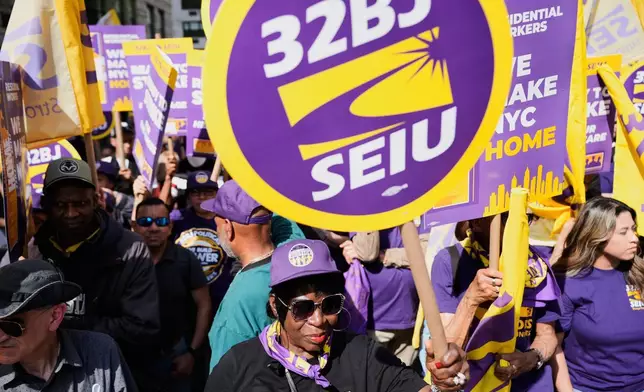 32BJ SEIU工會成員及其支持者於2026年4月15日周三在紐約柏克大道集會。(美聯社圖片/Seth Wenig) AP圖片