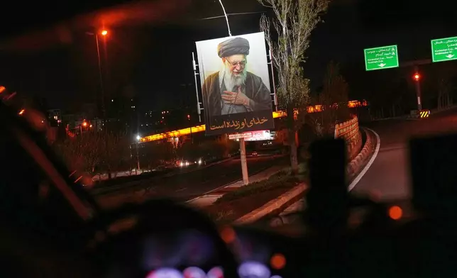 2026年4月5日周日清晨，已故伊朗最高領袖阿亞圖拉阿里哈梅內伊（Ayatollah Ali Khamenei）的肖像懸掛在伊朗德黑蘭郊區的路邊。(美聯社圖片/Francisco Seco) AP圖片