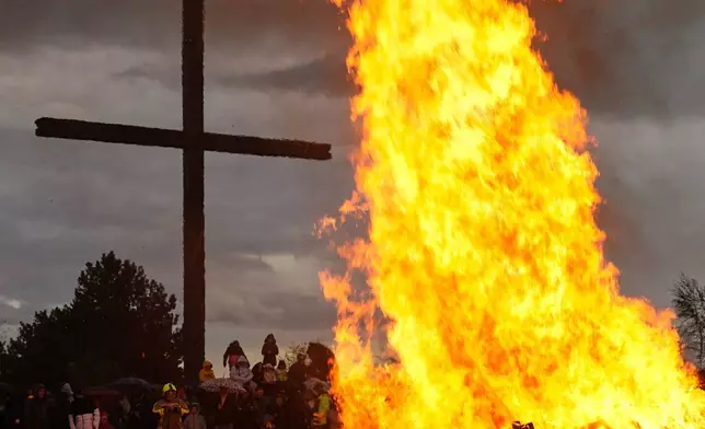 檔案圖片：2026年4月5日，德國博特羅普（Bottrop），人們在德國最後一個煤礦的礦渣堆上，參與傳統復活節火堆活動，點燃篝火象徵耶穌基督復活。(美聯社圖片/Martin Meissner, File) AP圖片