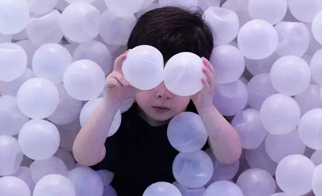 檔案圖片：2026年4月7日，巴拿馬城（Panama City），一名兒童在Megapolis Outlets Center的沉浸式展覽中，於波波池內玩耍。(美聯社圖片/Matias Delacroix, File) AP圖片