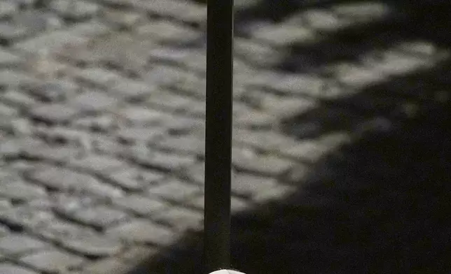 檔案圖片：2026年4月3日，羅馬鬥獸場（Colosseum），教宗利奧十四世（Pope Leo XIV）手持輕巧木製十字架，參與耶穌受難日（Good Friday）火炬苦路遊行，象徵性地重現耶穌基督被釘十字架的歷程。(美聯社圖片/Alessandra Tarantino, File) AP圖片