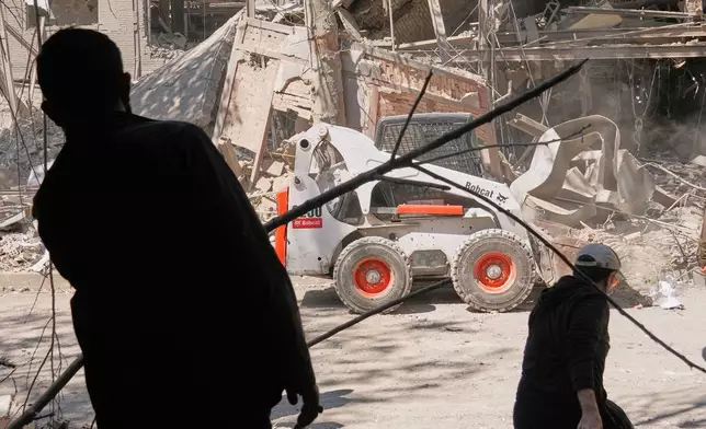 檔案圖片：2026年4月6日，伊朗德黑蘭，工人在德黑蘭沙里夫理工大學（Sharif University of Technology）綜合大樓清理瓦礫，伊朗當局指該處早前遭美國與以色列聯手襲擊。(美聯社圖片/Francisco Seco, File) AP圖片