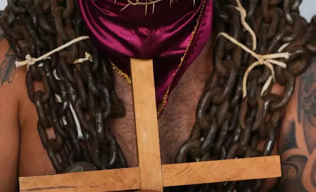 檔案圖片：2026年4月3日，墨西哥阿特利斯科（Atlixco），一名蒙眼懺悔者被鐐銬束縛，手臂被仙人掌刺穿，手持十字架，等候耶穌受難日（Good Friday）遊行開始。(美聯社圖片/Fernando Llano, File) AP圖片