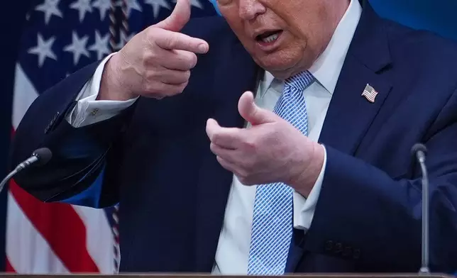 檔案圖片：2026年4月6日，華盛頓白宮（White House）詹姆斯布雷迪新聞簡報室（James Brady Press Briefing Room），總統特朗普（Donald Trump）與記者交談時，假裝瞄準狙擊槍。(美聯社圖片/Julia Demaree Nikhinson, File) AP圖片