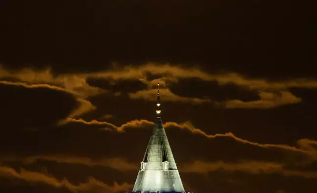 檔案圖片：2026年4月2日，土耳其伊斯坦堡，一輪滿月升上加拉達塔（Galata Tower）上空。(美聯社圖片/Emrah Gurel, File) AP圖片
