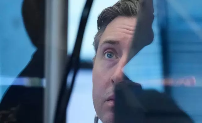 檔案圖片：2026年4月7日，紐約，一名工人在紐約證券交易所（New York Stock Exchange）交易大廳監察市場。(美聯社圖片/Seth Wenig, File) AP圖片