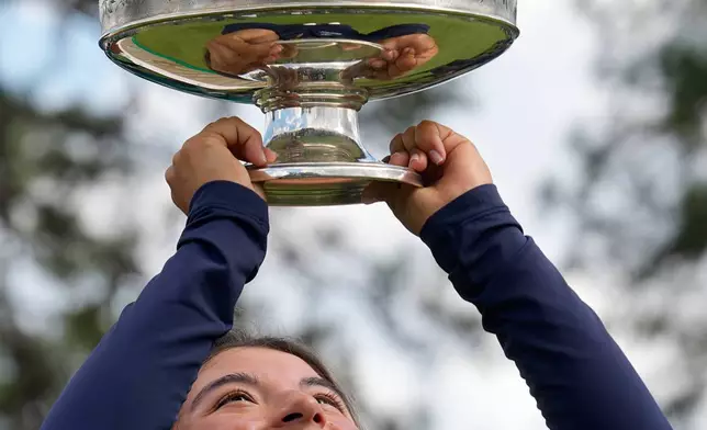 檔案圖片：2026年4月4日，哥倫比亞選手Maria José Marin在喬治亞州奧古斯塔（Augusta）贏得奧古斯塔國家女子業餘高爾夫錦標賽（Augusta National Women's Amateur）後，舉起獎盃。(美聯社圖片/David J. Phillip, File) AP圖片