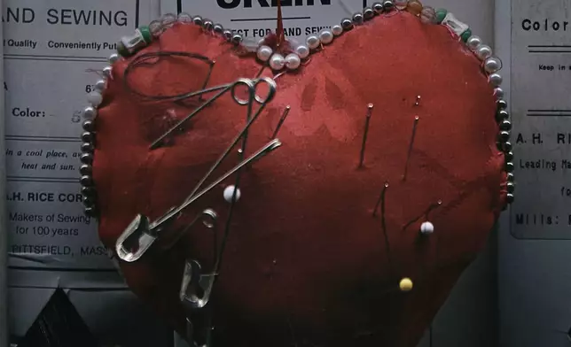 檔案圖片：2026年3月27日，紐約資深裁縫師Kil Bae的工作室牆上掛著一個心形針插。(美聯社圖片/Andres Kudacki, File) AP圖片