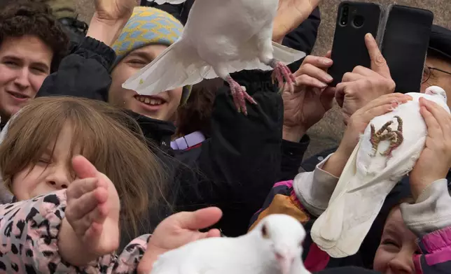 檔案圖片：2026年4月7日，莫斯科，兒童放飛雀鳥，慶祝聖母領報節（Annunciation），該節日為東正教復活節（Orthodox Easter）前夕。(美聯社圖片/Alexander Zemlianichenko, File) AP圖片