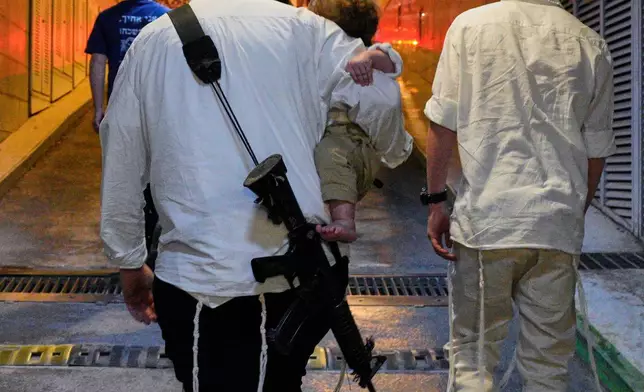 檔案圖片：2026年4月4日，以色列特拉維夫，警報聲響起，警告也門（Yemen）發射的導彈來襲，人們走進地下停車場。(美聯社圖片/Maya Levin, File) AP圖片