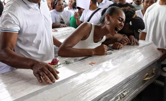 在哥倫比亞卡希比奧，親屬們為泛美公路上襲擊事件的遇難者舉行葬禮，當局將襲擊歸咎於持不同政見的前哥倫比亞革命武裝力量（FARC）叛軍。攝於2026年4月28日周二。(美聯社圖片/Santiago Saldarriaga) AP圖片