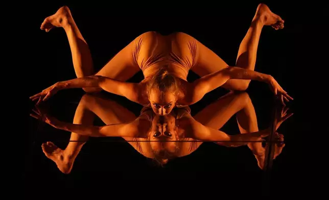 MOMIX（舞蹈團）的舞者在羅馬首演期間，表演由摩西彭德爾頓於1980年創立的舞蹈團的《植物學 - 第二季》。攝於2026年4月28日周二。(美聯社圖片/Alessandra Tarantino) AP圖片