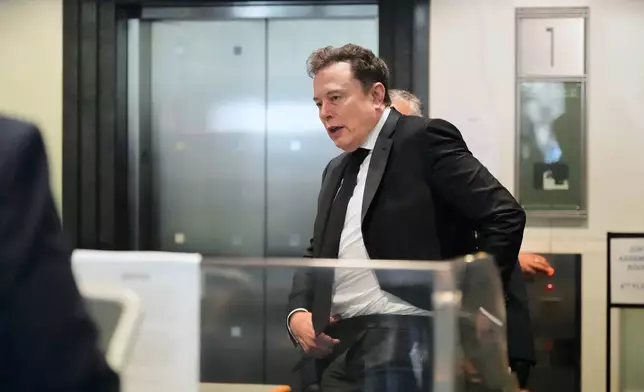 馬斯克（Elon Musk）抵達加州奧克蘭（Oakland）的美國地方法院。攝於2026年4月28日周二。(美聯社圖片/Godofredo A. Vásquez) AP圖片