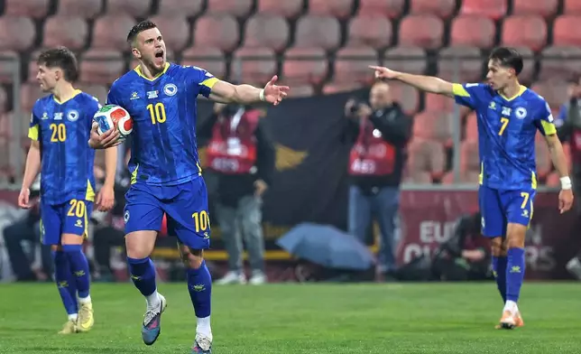 2026年3月31日周二，在波斯尼亞澤尼察舉行的波斯尼亞對意大利世界盃外圍賽附加賽決賽中，波斯尼亞的迪米洛域（Ermedin Demirovic）在隊友塔巴科域射入球隊首個入球後慶祝。（美聯社圖片/Armin Durgut） AP圖片