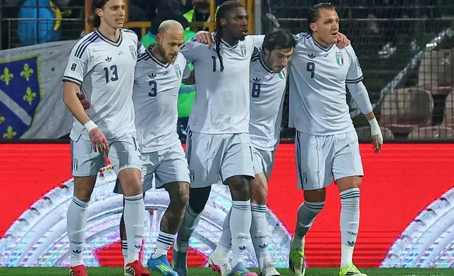 2026年3月31日周二，在波斯尼亞澤尼察舉行的波斯尼亞對意大利世界盃外圍賽附加賽決賽中，意大利隊的摩斯堅（中）在射入球隊首個入球後與隊友慶祝。（美聯社圖片/Armin Durgut） AP圖片