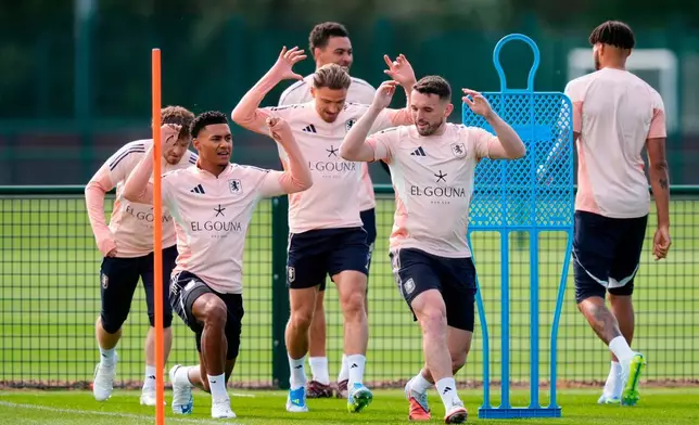 2026年4月29日周三，阿士東維拉（Aston Villa）球員奧利屈堅斯（Ollie Watkins，左二）及約翰麥金（John McGinn，右二）在英格蘭伯明翰出席操練。(Nick Potts/PA via 美聯社圖片) AP圖片