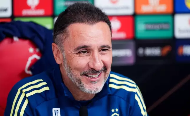 2026年4月29日周三，諾定咸森林（Nottingham Forest）領隊維托佩雷拉（Vitor Pereira）在英格蘭諾定咸出席記者會，為翌日對陣阿士東維拉（Aston Villa）的歐霸盃準決賽作準備。(Mike Egerton/PA via 美聯社圖片) AP圖片