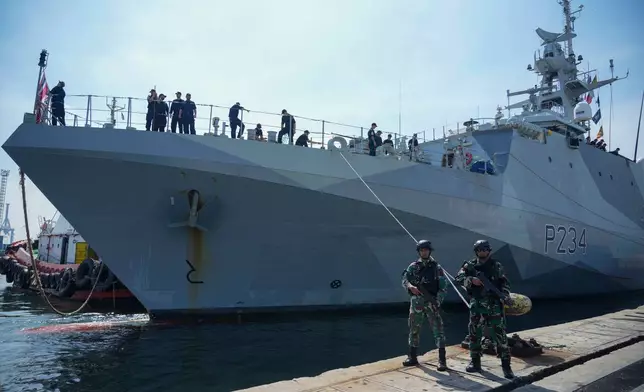 資料圖片：2025年1月15日周三，皇家海軍近海巡邏艦「斯佩」號（HMS Spey）在印尼雅加達丹絨不碌港（Tanjung Priok Port）停靠訪問期間，印尼士兵在旁站崗。(美聯社圖片/Tatan Syuflana, File) AP圖片