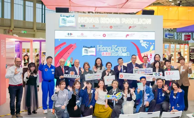 各嘉賓在「香港館」開幕儀式上大合照。