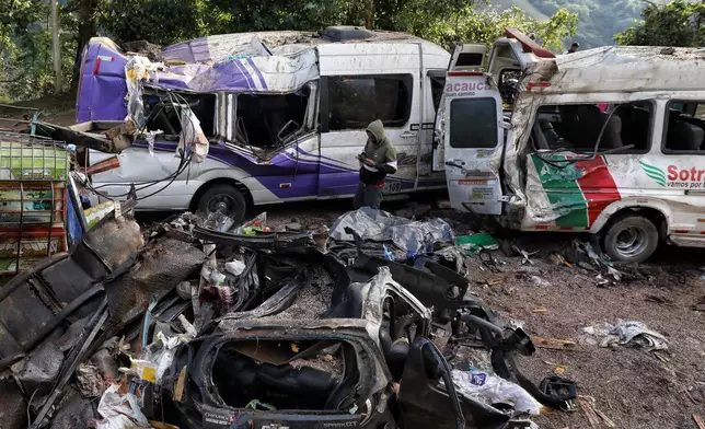 2026年4月26日周日，哥倫比亞卡希比奧泛美公路發生襲擊，造成至少十多人死亡，當局歸咎於前哥倫比亞革命武裝力量叛軍的異見組織。圖為一名男子查看受損車輛。(美聯社圖片/Santiago Saldarriaga) AP圖片