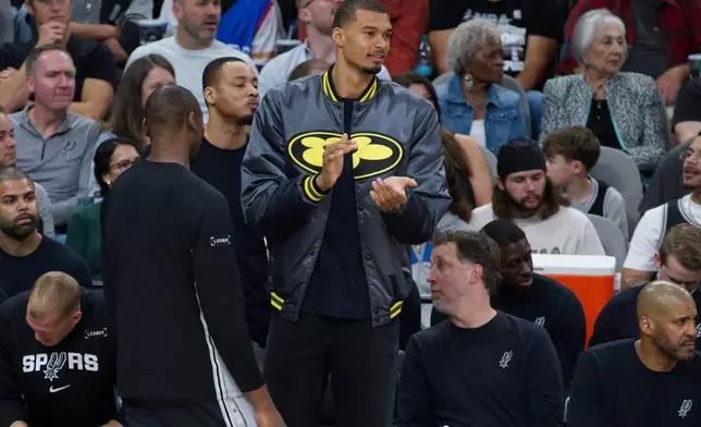 2026年4月8日周三，聖安東尼奧馬刺中鋒維克多·雲班耶馬（Victor Wembanyama）在對陣波特蘭拓荒者的NBA籃球賽上半場，於後備席觀戰。(美聯社圖片/Darren Abate) AP圖片