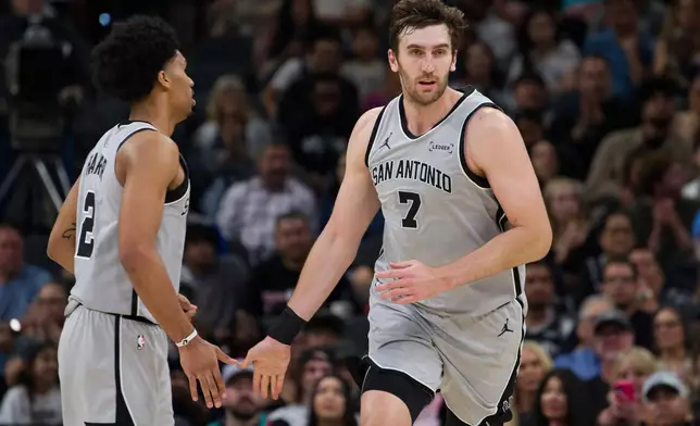 2026年4月8日周三，聖安東尼奧馬刺中鋒盧克·哥尼特（Luke Kornet）（7號）在對陣波特蘭拓荒者的NBA籃球賽上半場，與隊友迪倫·夏柏（Dylan Harper）慶祝入球。(美聯社圖片/Darren Abate) AP圖片