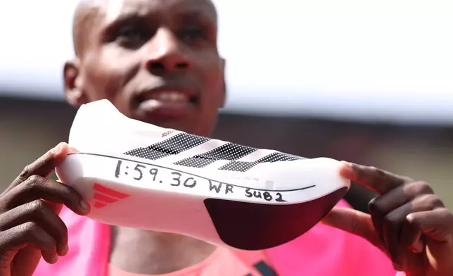 肯尼亞跑手薩維（Sebastian Sawe）在倫敦慶祝贏得2026年4月26日（周日）倫敦馬拉松男子組賽事。（美聯社圖片/Ian Walton） AP圖片