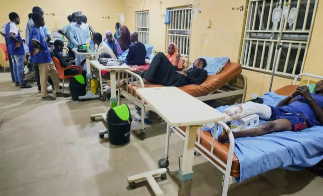 尼日利亞東北部一個市集周六遭尼日利亞空軍空襲誤擊後，傷者周日（2026年4月12日）在達馬圖魯（Damaturu）一間醫院接受治療。(美聯社圖片/Micheal Abu) AP圖片