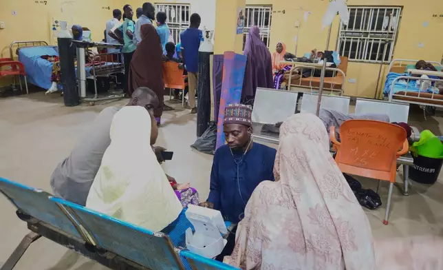 尼日利亞東北部一個市集周六遭尼日利亞空軍空襲誤擊後，傷者周日（2026年4月12日）在達馬圖魯（Damaturu）一間醫院接受治療。(美聯社圖片/Micheal Abu) AP圖片