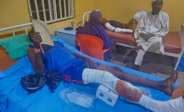 尼日利亞東北部一個市集周六遭尼日利亞空軍空襲誤擊後，傷者周日（2026年4月12日）在達馬圖魯（Damaturu）一間醫院接受治療。(美聯社圖片/Micheal Abu) AP圖片