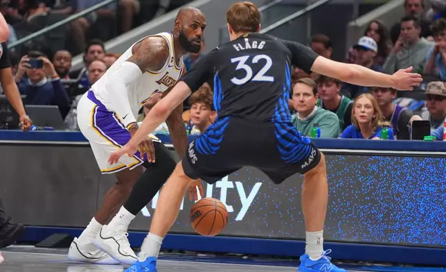 2026年4月5日周日，達拉斯，洛杉磯湖人前鋒勒邦占士（23號）在NBA籃球賽上半場盤球，面對達拉斯獨行俠前鋒庫珀·弗拉格（32號）。 (美聯社圖片/LM Otero) AP圖片