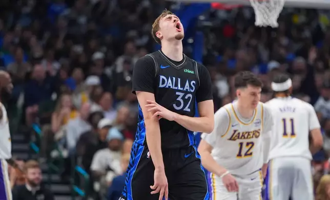 2026年4月5日周日，達拉斯，達拉斯獨行俠前鋒庫珀·弗拉格（32號）在NBA籃球賽上半場對陣洛杉磯湖人時，對得分作出反應。 (美聯社圖片/LM Otero) AP圖片