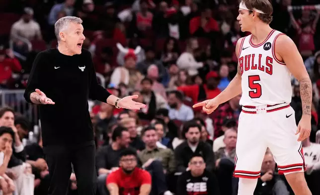 芝加哥公牛隊主教練比利當路雲（左）在2026年4月10日周五，於芝加哥對陣奧蘭多魔術（Orlando Magic）的NBA籃球賽下半場期間，與後衛麥克麥克朗（Mac McClung）（5號）交談。(美聯社圖片/Nam Y. Huh) AP圖片