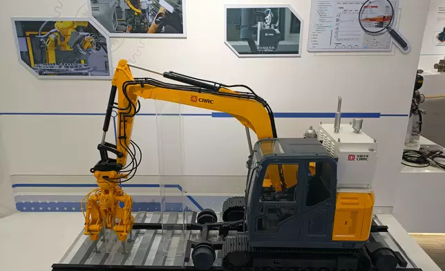 具備自動化控制功能的鐵路工程機械模型，展示了中車將智能化技術融入傳統軌道維護設備的成果。巴士的報記者攝