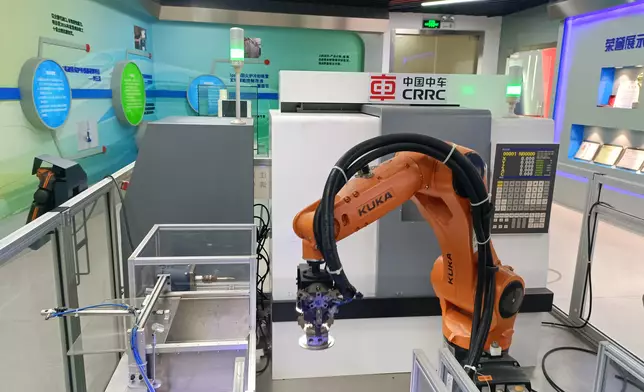 工業機械臂在自動化生產線上執行精密加工作業，有效替代傳統高強度體力勞動。巴士的報記者攝