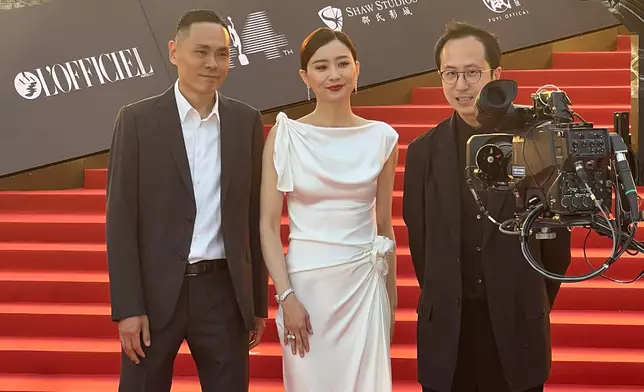 憑驚悚片《贖夢》首度入圍「最佳女主角」的陳法拉 ，以一襲白色絲緞長裙優雅現身 ，成為紅地氈焦點之一。巴士的報記者攝