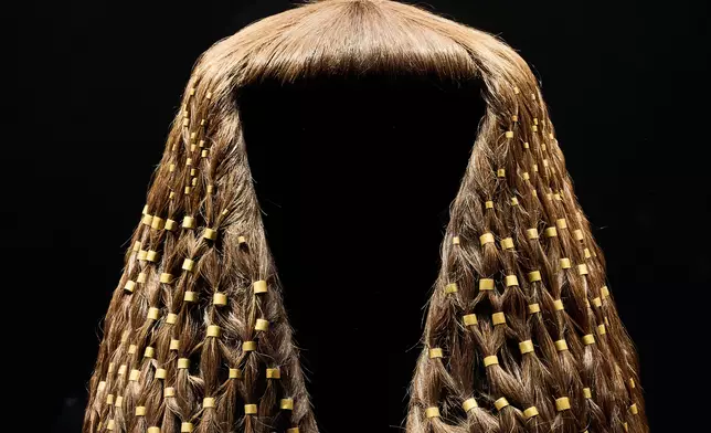 埃及中王國時期法老辛努塞爾特二世之女、西特哈索爾尤奈特公主的假髮環，圖片來源：香港故宮文化博物館