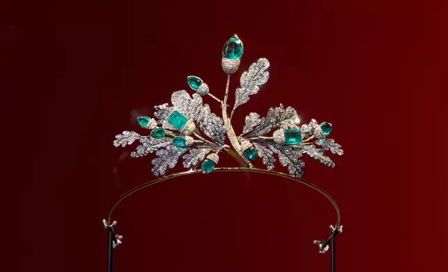 橡樹葉與橡果冠冕，圖片來源：香港故宮文化博物館