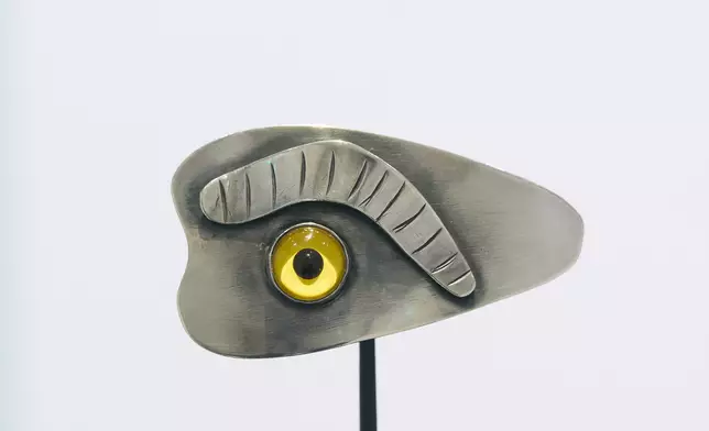 由山姆．卡拉瑪所設計的仿生型態眼睛胸針，圖片來源：香港故宮文化博物館