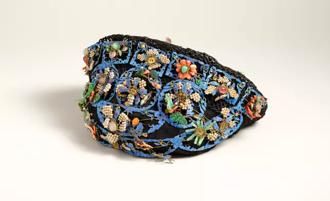 點翠花蝶紋鈿子，圖片來源：香港故宮文化博物館