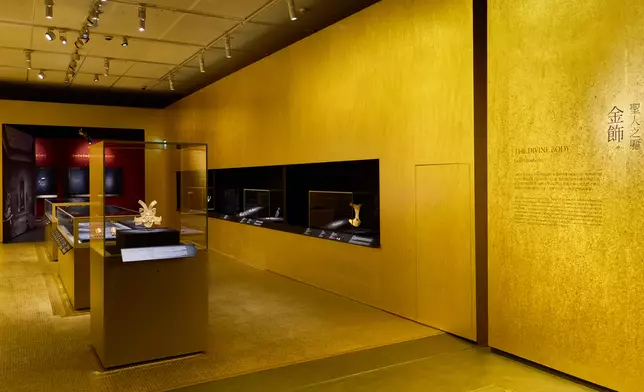 黃金珠寶與金色馬賽克地板，配合鋪貼金色壁紙的牆身。圖片來源：香港故宮文化博物館